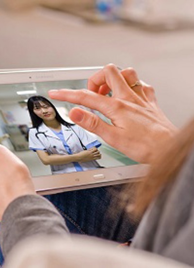 Een persoon met een tablet waarop ze een e-learning voorbehouden en risicovolle handelingen doet