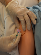 Een deelnemer injecteert subcutaan tijdens de toets verpleegtechnische handelingen