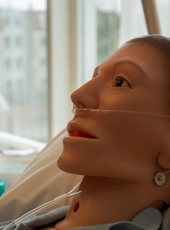 Een dummy patiënt heeft een zuurstof neusbril gekregen tijdens een toets VRH